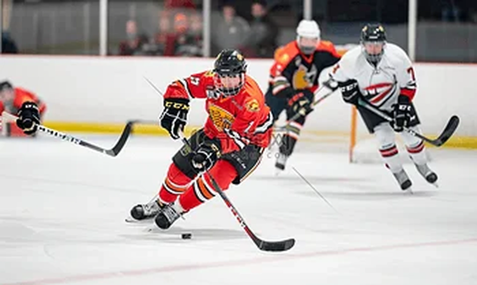 乐游棋牌冰球运动员射门精彩瞬间