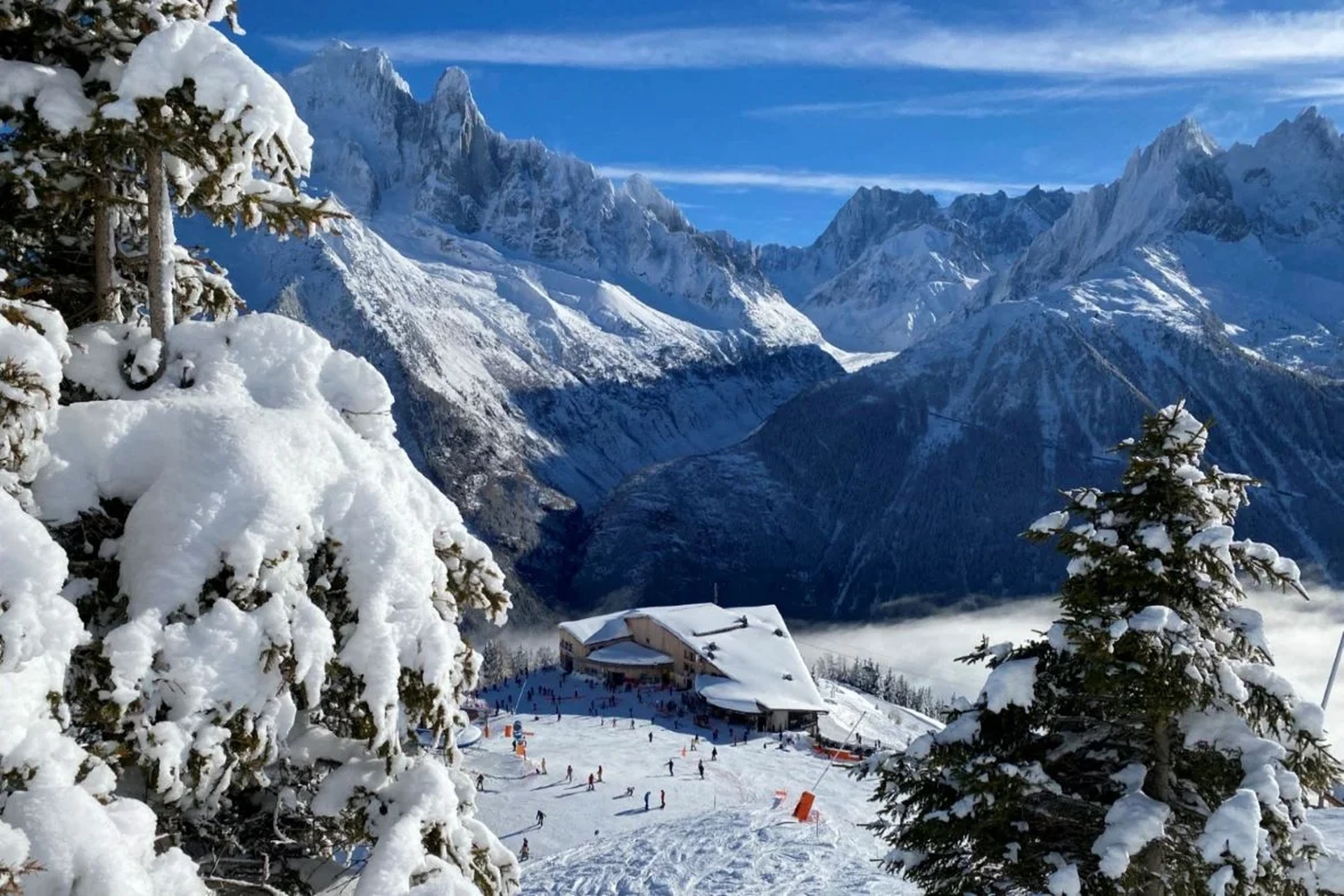 乐游棋牌推荐霞慕尼勃朗峰滑雪场景